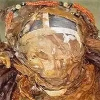 5. Hài cốt nữ nhân đội vương miện trong lăng mộ cổ nghìn năm. Ngày 8/3/2003, các công nhân mỏ đá đang làm việc tích cực tại chân núi Turki, thành phố Thông Liêu, khu tự trị Nội Mông Cổ (Trung Quốc) nhìn thấy hòn đá màu đỏ và nghi ngờ rằng đó là mộ cổ nghìn năm.