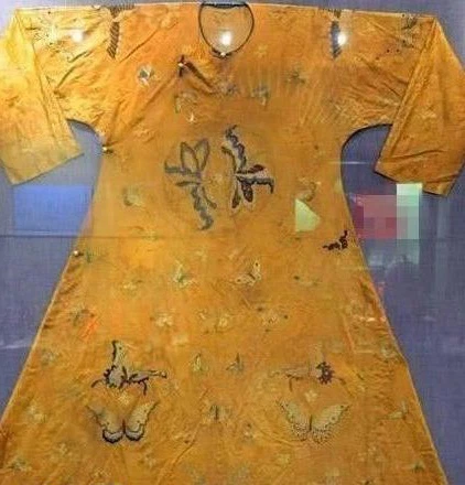 3. Xác chết nữ nhân mặc long bào trong ngôi mộ cổ. Năm 1972, một nhà khảo cổ học đã tìm ra một ngôi mộ cổ ở vùng Nội Mông. Trong quá trình khai quật ngôi mộ cổ này, các chuyên gia đã phát hiện một xác chết của nữ, trên người vẫn đang khoác một chiếc long bào.