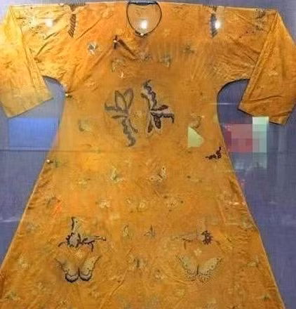 3. Xác chết nữ nhân mặc long bào trong ngôi mộ cổ. Năm 1972, một nhà khảo cổ học đã tìm ra một ngôi mộ cổ ở vùng Nội Mông. Trong quá trình khai quật ngôi mộ cổ này, các chuyên gia đã phát hiện một xác chết của nữ, trên người vẫn đang khoác một chiếc long bào.