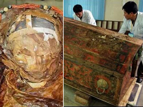 Vị trí đo lường của lăng mộ có thể xác định chiều dài khoảng 30m, bị chôn sâu hơn 10m so với mặt đất. Lăng mộ này trông giống như căn nhà được làm bằng đá, bên trong có một chiếc quan tài, có chiều cao 1,5m, bề rộng 2,6m và sâu 20cm. Và danh tính về người đội vương miện trong chiếc quan tài vẫn là một ẩn số khiến ai nấy đều tò mò.