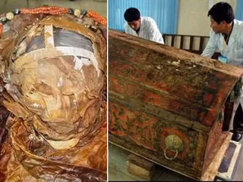 Vị trí đo lường của lăng mộ có thể xác định chiều dài khoảng 30m, bị chôn sâu hơn 10m so với mặt đất. Lăng mộ này trông giống như căn nhà được làm bằng đá, bên trong có một chiếc quan tài, có chiều cao 1,5m, bề rộng 2,6m và sâu 20cm. Và danh tính về người đội vương miện trong chiếc quan tài vẫn là một ẩn số khiến ai nấy đều tò mò.