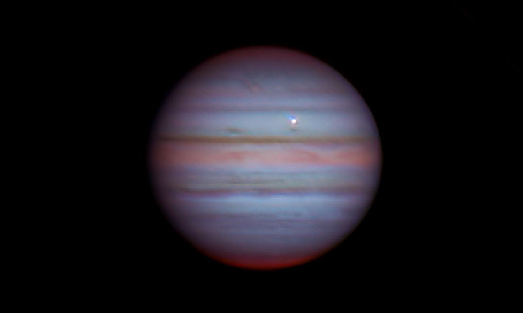 Ví dụ, nhóm nghiên cứu ước tính rằng thiên thạch có khối lượng khoảng 4,1 triệu kg, tương đương với vài tàu con thoi có vận tốc cực cao lao vào khí quyển khắc nghiệt của sao Mộc. Dựa trên ước tính về khối lượng, thiên thạch có thể rộng khoảng 15 - 30 m. Kích thước không lớn nhưng nó lao đủ nhanh để nóng đến 8.000 độ C.