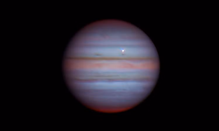 Ví dụ, nhóm nghiên cứu ước tính rằng thiên thạch có khối lượng khoảng 4,1 triệu kg, tương đương với vài tàu con thoi có vận tốc cực cao lao vào khí quyển khắc nghiệt của sao Mộc. Dựa trên ước tính về khối lượng, thiên thạch có thể rộng khoảng 15 - 30 m. Kích thước không lớn nhưng nó lao đủ nhanh để nóng đến 8.000 độ C.