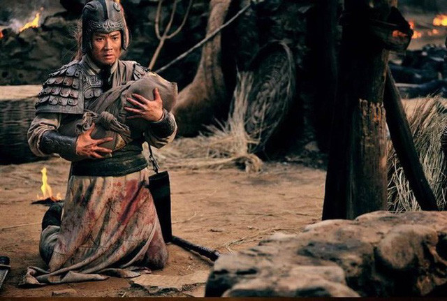 Những chiến tích của Triệu Vân phải kể đến: phá trận Bát Môn kim Tỏa của Tào Nhân, hai lần cứu A Đẩu, một mình cưỡi Bạch Long mã phá vây hàng vạn quân Tào, chém gãy 2 lá cờ to, giết 50 tướng Tào.