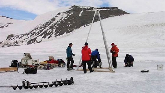 Nhưng khi hai nhà nghiên cứu Gerhard Kuhn và Raphael Gromig thuộc Viện Alfred Wegener (Đức) tiến hành khoan qua 200m băng trên thềm băng Ekström vào năm 2018, họ đã rất ngạc nhiên bởi những gì thu thập được bắt đầu từ độ sâu 100m.