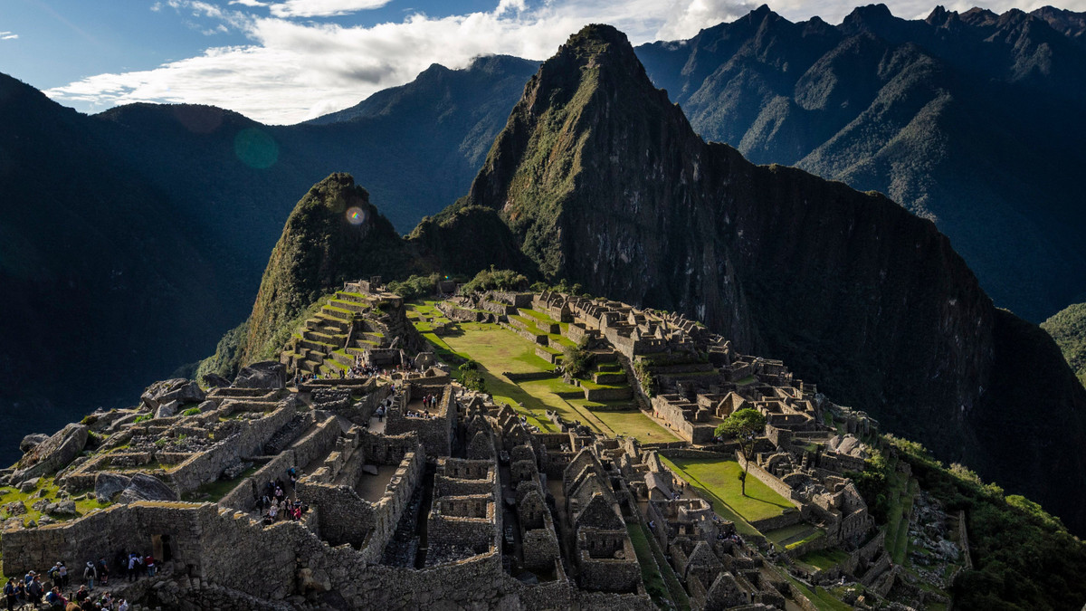 Machu Picchu hay còn được gọi là " vùng đất đã mất" của người Inca được hoàng gia và các vị khách viếng thăm trong mùa khô từ tháng 5 đến tháng 10 như một nơi để tiệc tùng, khiêu vũ, ca hát và săn bắn. Sau thời kỳ thuộc địa của Tây Ban Nha, những thông tin về Machu Picchu đã bị thất lạc và được các nhà thám hiểm khám phá lại vào đầu thế kỷ 20.