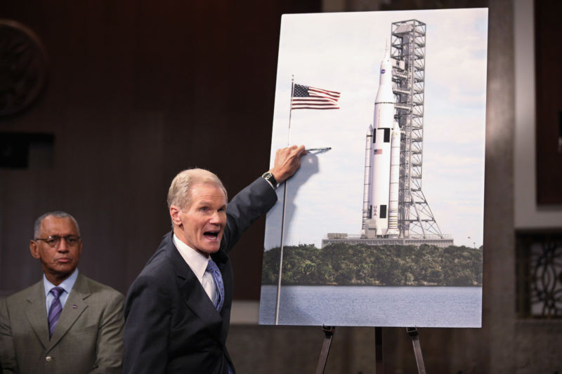 "Khi ngày càng nhiều quốc gia tham gia vào hoạt động trong không gian, quyết định kéo dài thời hạn hoạt động ISS sẽ giúp Mỹ tiếp tục dẫn đầu thế giới trong lĩnh vực vũ trụ."