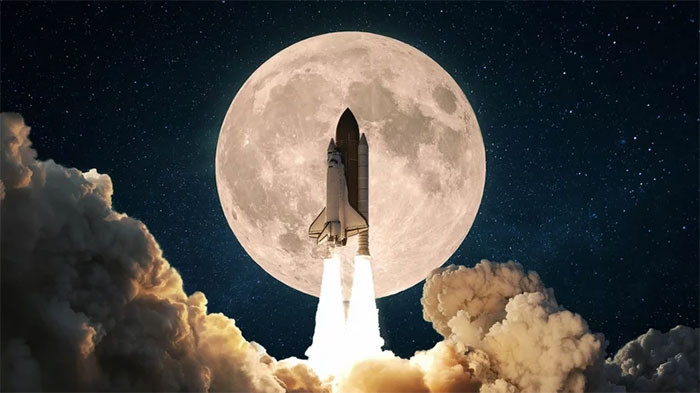 Tên lửa Mặt Trăng khổng lồ này sẽ đẩy tàu vũ trụ xa hơn gấp 1.000 lần vị trí của Trạm Vũ trụ Quốc tế trên quỹ đạo thấp của Trái Đất. Tên lửa SLS sẽ chở tàu Orion ở tốc độ lên tới 36.370 km/h để thoát khỏi lực hấp dẫn của Trái Đất và tới Mặt Trăng.