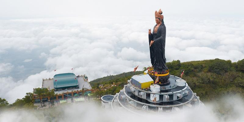 2. Núi Bà Đen. Được mệnh danh là "nóc nhà Nam Bộ", núi Bà Đen có độ cao 986m, nằm ở phía Đông Bắc thành phố Tây Ninh. Ngoài chiều cao ấn tượng, nơi đây còn có khung cảnh hữu thiên nhiên hữu tình, núi non hùng vĩ.