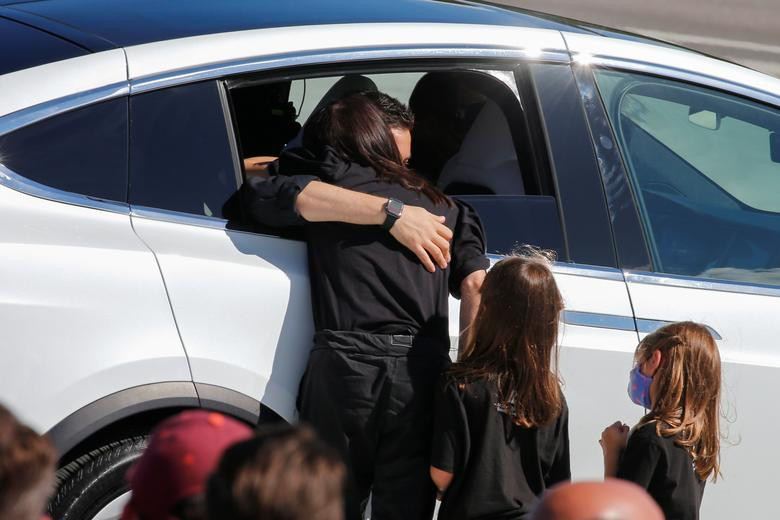 Jared Isaacman, người sáng lập kiêm Giám đốc điều hành của Shift4 Payments nói lời tạm biệt với vợ và các con gái trước khi ông mặc quần áo vũ trụ để đi đến SpaceX Falcon 9 tại Trung tâm Vũ trụ Kennedy ở Cape Canaveral, Florida, ngày 15/09/2021.