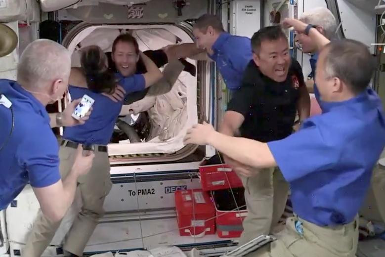 Khoảnh khắc phi hành gia Akihiko Hoshide của Phi hành đoàn 2 thuộc cơ quan JAXA của Nhật Bản vui sướng vì được gặp lại người đồng hương của mình là phi hành gia Soichi Noguchi của Phi hành đoàn 1 khi anh đặt chân lên Trạm vũ trụ quốc tế ngày 24/04/2021.