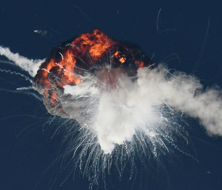 Tên lửa Alpha đầu tiên của công ty hàng không vũ trụ Firefly Aerospace gặp phải sự cố thảm khốc trong lần phóng đầu tiên. 2 phút 30 giây sau khi cất cánh từ Căn cứ Lực lượng Không gian Vandenberg, California, tên lửa đột nhiên nổ tung trên bầu trời, ngày 02/09/2021.