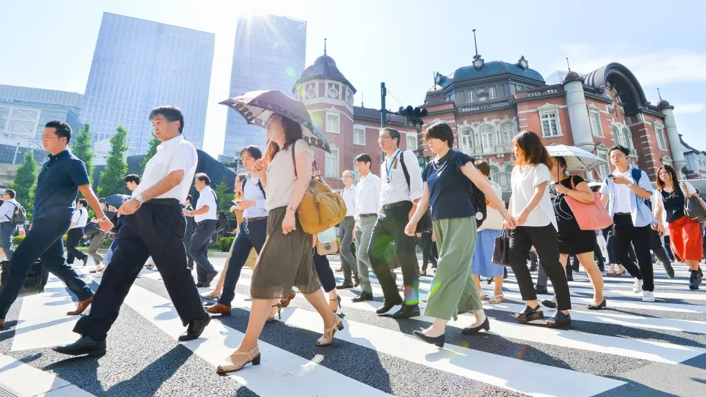 5. Đi bộ bên phải hay trái? Người dân Nhật Bản luôn tuân theo một quy luật đó là luôn đi bộ phía bên trái dù đường đông. Thậm chí khi đi thang cuốn ở Nhật, mọi người sẽ đứng phía bên phải nhường bên còn lại cho những người có việc gấp.