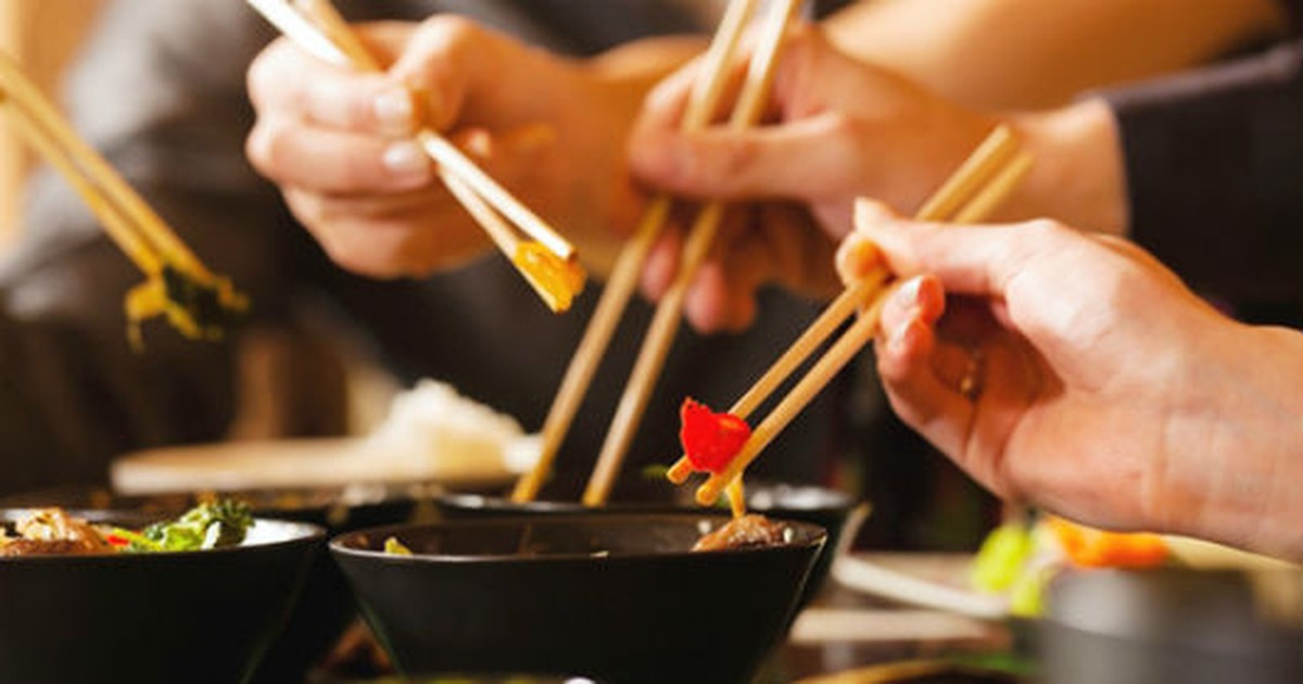 8. Nghịch đũa khi ăn. Nếu bạn được mời đi dùng bữa ở Nhật, bạn nên chú ý không nghịch đũa bởi nó đồng nghĩa với việc bạn không tôn trọng gia chủ hoặc những người mời mình đi ăn. Ngoài ra, bạn cũng không được dùng một chiếc đũa để gẩy thức ăn hay dùng các đôi đũa cọc cạch.