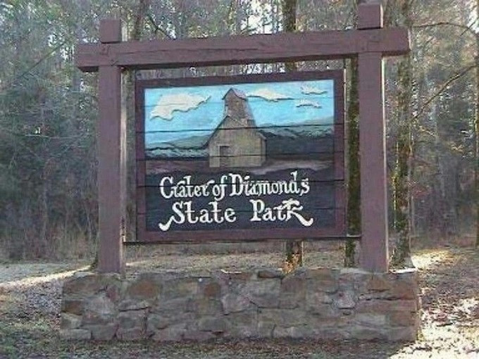 Công viên Crater of Diamonds nằm cách ranh giới Arkansas - Oklahoma khoảng 95 km về phía đông. Đây là mỏ kim cương công cộng duy nhất trên thế giới mà mọi người có thể đến săn kim cương.