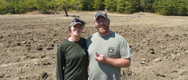 Theo website của Crater of Diamonds, mọi người tìm thấy một hoặc hai viên kim cương tại công viên rộng 15,18 ha này mỗi ngày. Đến nay, 581 viên kim cương đã được đăng ký trong năm 2022 và hơn 33.100 viên kim cương được phát hiện kể từ năm 1972, khi công viên mở cửa. Uncle Sam, viên kim cương 40,23 carat lớn nhất từng đào được ở Mỹ, cũng phát lộ tại công viên này vào năm 1924.