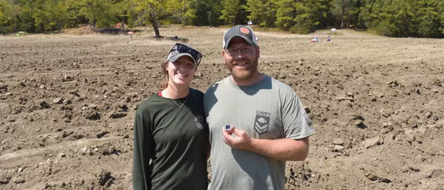 Theo website của Crater of Diamonds, mọi người tìm thấy một hoặc hai viên kim cương tại công viên rộng 15,18 ha này mỗi ngày. Đến nay, 581 viên kim cương đã được đăng ký trong năm 2022 và hơn 33.100 viên kim cương được phát hiện kể từ năm 1972, khi công viên mở cửa. Uncle Sam, viên kim cương 40,23 carat lớn nhất từng đào được ở Mỹ, cũng phát lộ tại công viên này vào năm 1924.