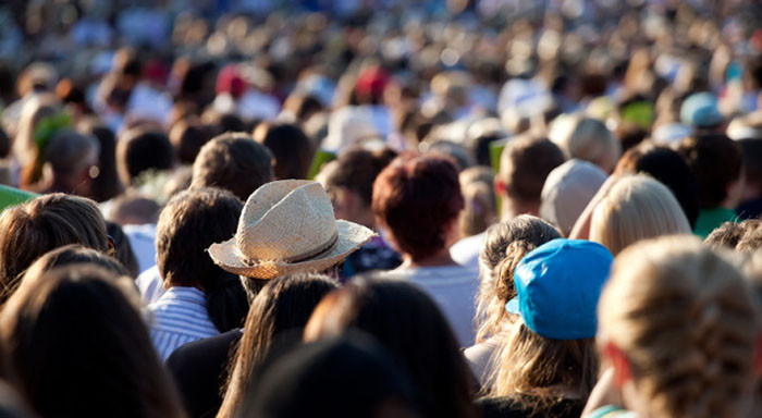 2. Con người (437.000 người chết/năm). Theo Văn phòng Ma túy và Tội phạm của Liên Hợp Quốc, có khoảng 437.000 vụ giết người vào năm 2012, khiến con người trở thành loài sinh vật nguy hiểm thứ hai (và là loài động vật có vú nguy hiểm nhất) đối với chính con người.