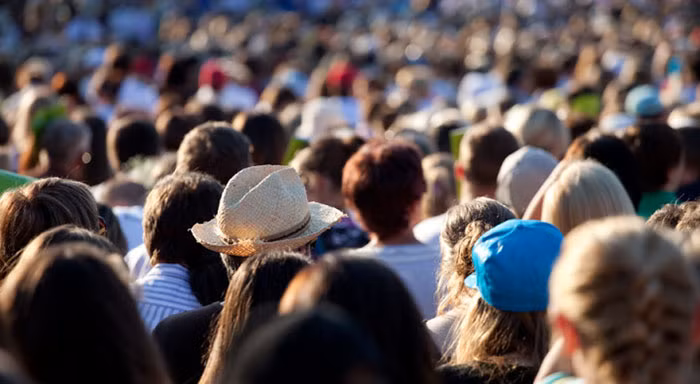 2. Con người (437.000 người chết/năm). Theo Văn phòng Ma túy và Tội phạm của Liên Hợp Quốc, có khoảng 437.000 vụ giết người vào năm 2012, khiến con người trở thành loài sinh vật nguy hiểm thứ hai (và là loài động vật có vú nguy hiểm nhất) đối với chính con người.