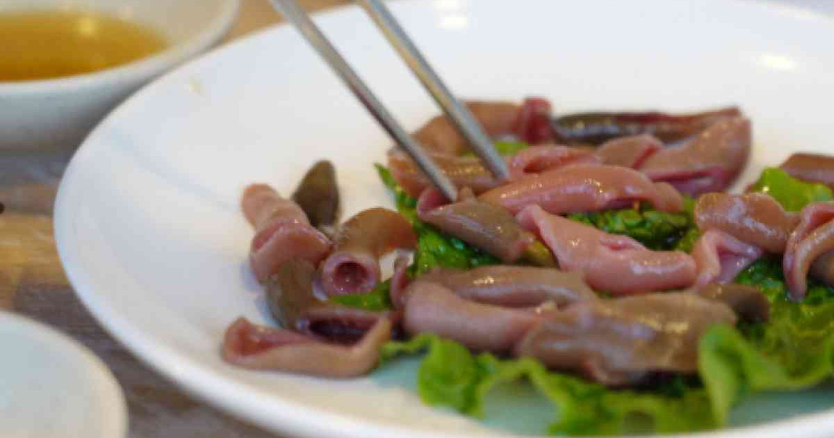 Ở Hàn Quốc, cá dương vật có quanh năm, nhưng mùa thu hoạch thường là tháng 3 tới tháng 10. Do nhu cầu loại cá này rất cao nên thực khách sẽ luôn được thưởng thức tươi sống, chứ không bao giờ phải ăn cá đông lạnh.