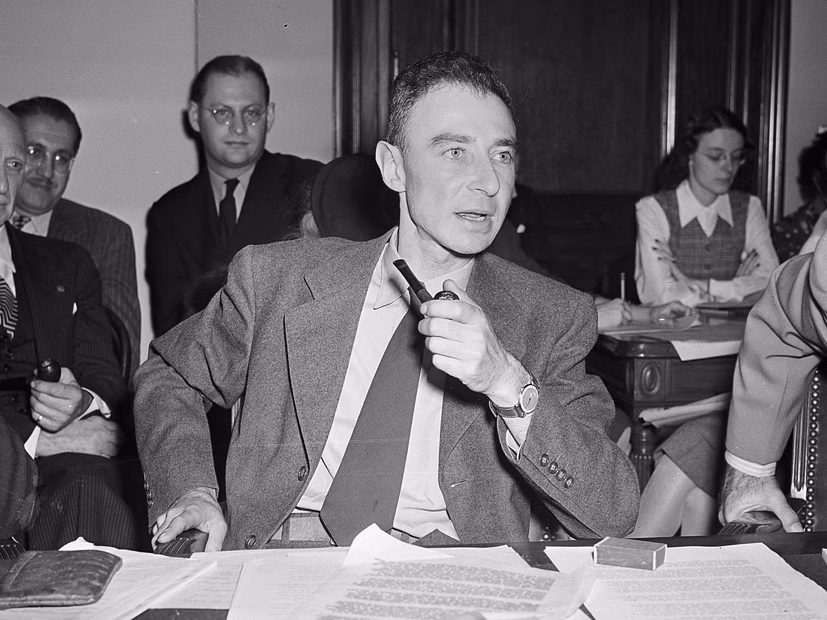 Trong cuộc gặp với Tổng thống Harry Truman vào tháng 10 năm 1945, Oppenheimer đã bày tỏ sự bất mãn với việc sử dụng bom nguyên tử và mong muốn kiểm soát vũ khí hạt nhân. Mối quan hệ giữa ông và chính phủ Mỹ trở nên căng thẳng, ông bị cấm tham gia vào các dự án quan trọng liên quan đến vũ khí hạt nhân.