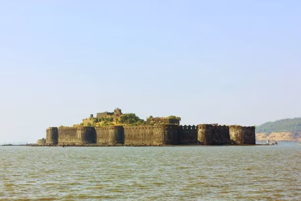 Pháo đài có một bức tường cao khoảng 12m và cho đến ngày nay nó vẫn giữ được hầu hết nguyên vẹn. Đây được coi là một trong những pháo đài không thể xâm chiếm của Ấn Độ.