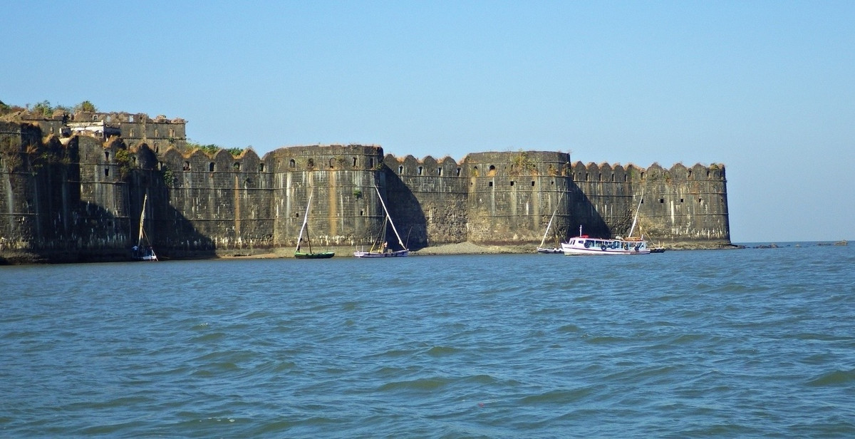 Sau khi Ấn Độ giành được độc lập, pháo đài chính thức được giao cho chính quyền, và người quản lý đã chuyển đến lâu đài trên đất liền.