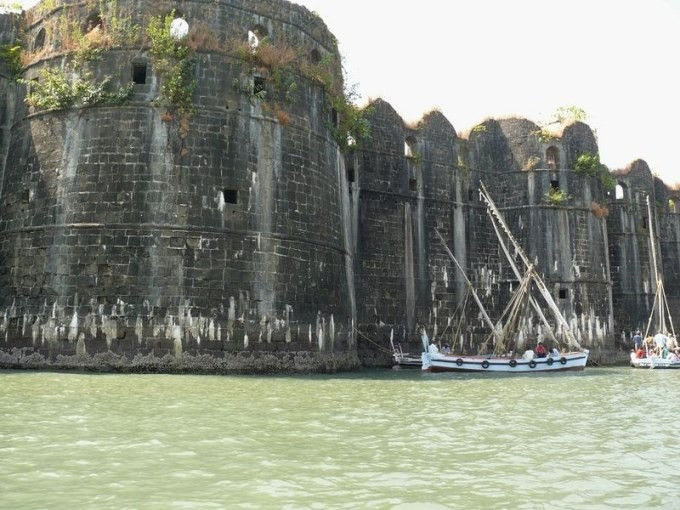 Điều này làm cho pháo đài trở nên đặc biệt và là một trong những lý do mà nó không thể bị xâm chiếm. Người ta nói rằng những người muốn rời khỏi pháo đài sẽ nhận được một đồng xu mang biểu tượng từ binh lính ở cổng.