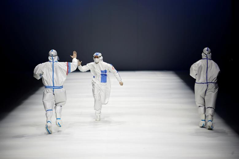 Các người mẫu tương tác với nhau trong khi diện những bộ quần áo bảo hộ dành cho các chuyên gia y tế, được thiết kế bởi Viện Công nghệ Thời trang Bắc Kinh phối hợp với Dishang, trong Tuần lễ Thời trang Trung Quốc ở Bắc Kinh, ngày 11/9.