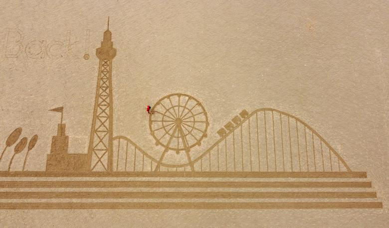 Tác phẩm nghệ thuật cát khổng lồ của Sand In Your Eye được nhìn thấy trên bãi biển Blackpool sau khi nới lỏng các hạn chế về coronavirus ở Blackpool, Anh, ngày 17 tháng 5.