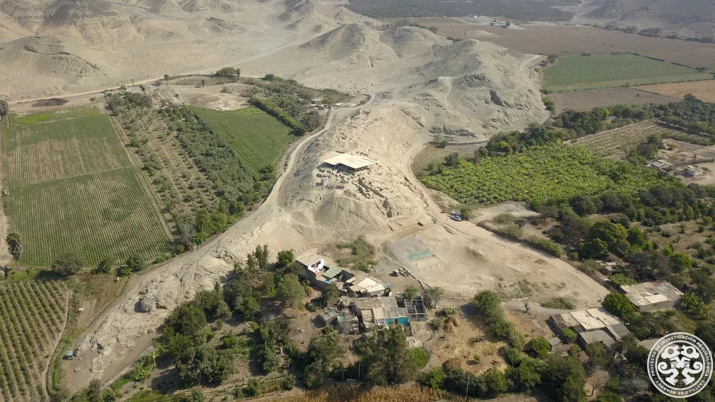 Nó nằm gần một lăng mộ lớn hơn do Giersz cùng vợ Patrycja Prządka-Giersz, phó giáo sư tại Đại học Warsaw, phát hiện năm 2012. Lăng mộ lớn này chứa hài cốt của ba phụ nữ địa vị cao gọi là "Nữ hoàng Wari".