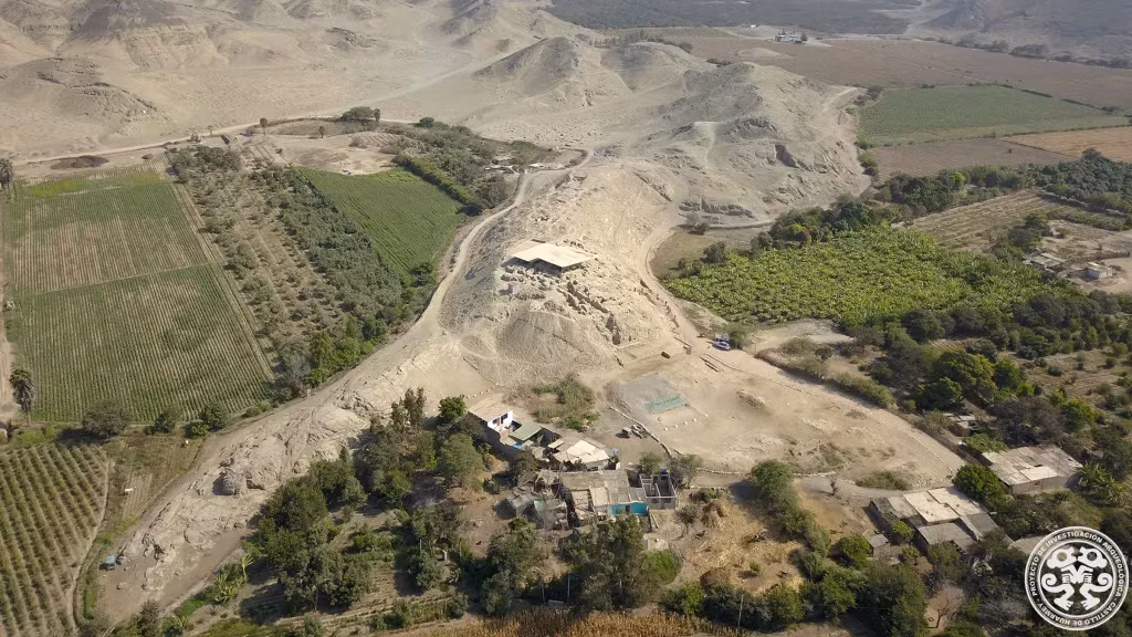 Nó nằm gần một lăng mộ lớn hơn do Giersz cùng vợ Patrycja Prządka-Giersz, phó giáo sư tại Đại học Warsaw, phát hiện năm 2012. Lăng mộ lớn này chứa hài cốt của ba phụ nữ địa vị cao gọi là "Nữ hoàng Wari".