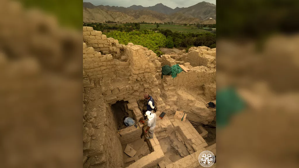 Nhóm của Giersz phát hiện lăng mộ cổ hồi tháng 2 tại nghĩa địa Wari gần thị trấn ven biển hiện đại Huarmey, trong vùng Ancash cách Lima khoảng 250 km về phía bắc.