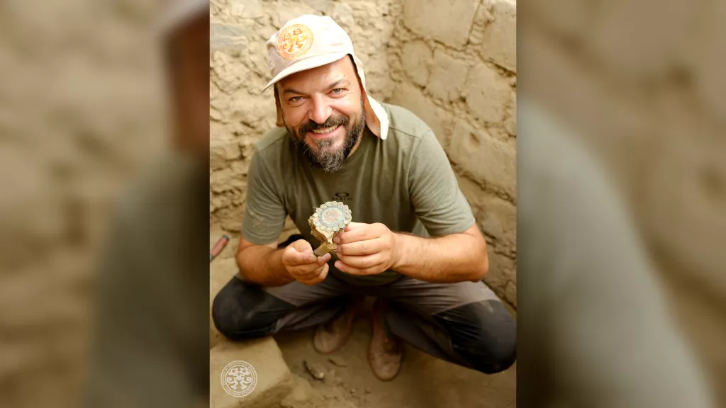 Miłosz Giersz, nhà khảo cổ tại Đại học Warsaw, Ba Lan, người đứng đầu dự án, cho biết "Chúng tôi có thể gọi khu vực này của nghĩa địa hoàng gia là 'Phòng trưng bày của thợ thủ công thượng lưu'. Lần đầu tiên, chúng tôi tìm thấy nơi chôn cất những người đàn ông thượng lưu của Wari, cũng là những thợ thủ công và nghệ sĩ tài giỏi".