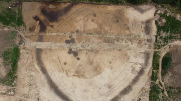 Theo Řídký, cho đến nay, nhóm của ông tìm thấy nhiều mảnh gốm, xương động vật và các công cụ đá trong khuôn viên di tích và từ các vật liệu hữu cơ.