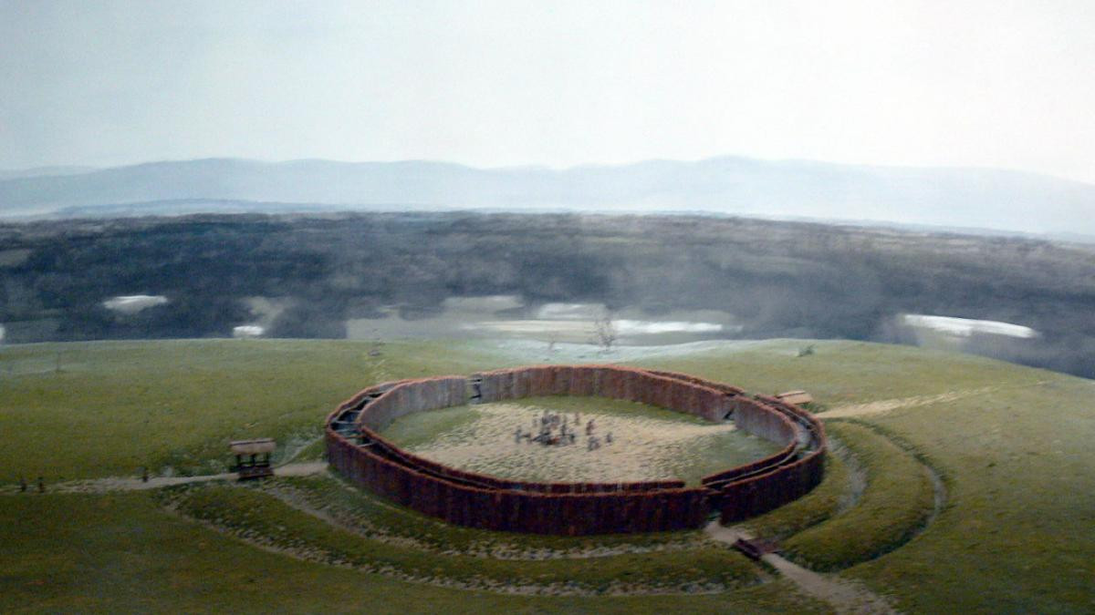 Vào năm 1991, một cấu trúc hình tròn tương tự đã tìm thấy ở Đức được gọi là Vòng tròn Goseck với đường kính 74 m, có một hàng rào bằng gỗ và 3 lối vào.