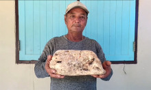 Tháng 9 năm ngoái, ngư dân Thái Lan Narong Phetcharaj cũng tìm thấy một tảng long diên hương nặng 30 kg. Anh đã nhận được lời hỏi mua từ một doanh nhân Trung Quốc với giá 28.800 USD/kg.