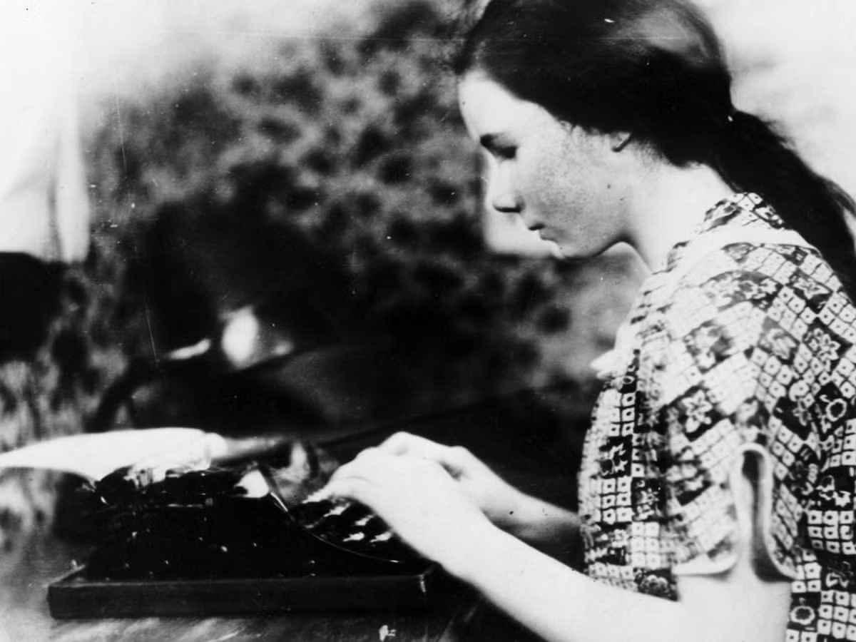 5. Barbara Newhall Follett (Mỹ). Khi mới 3 tuổi, Barbara đã bộc lộ niềm đam mê với các con chữ. Năm 12 tuổi, Follett hoàn thành cuốn "The House Without Windows". Cuốn sách được xuất bản, ngay lập tức trở thành sách bán chạy nhất.