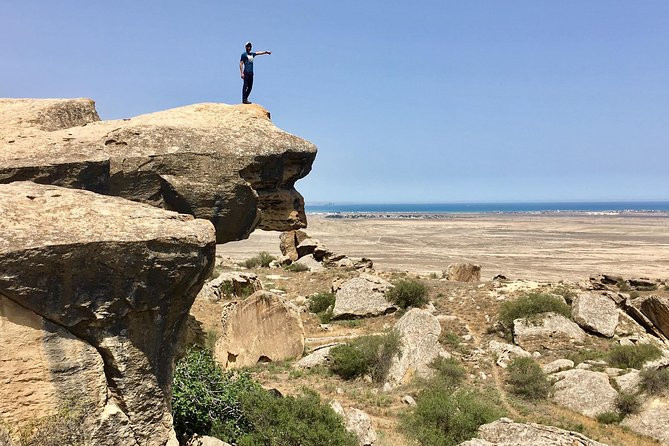 Tại nơi sơ khai của nền văn minh nhân loại này, dân cư từ phương Đông và phương Tây đã gặp gỡ và định cư trong một loạt các hang động đá vôi từ thế hệ này sang thế hệ khác - cho đến tận thế kỷ 20 - và họ đã để lại dấu ấn trên các bức tường trú ẩn.