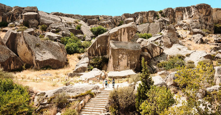 Vào thời kỳ sau Kỷ Băng hà, những người tiền sử sống trong hang động, săn hươu và dê, thu hoạch thức ăn từ đồng cỏ savannah và đi thuyền ở Biển Caspi.