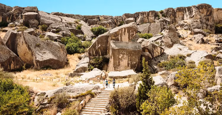 Vào thời kỳ sau Kỷ Băng hà, những người tiền sử sống trong hang động, săn hươu và dê, thu hoạch thức ăn từ đồng cỏ savannah và đi thuyền ở Biển Caspi.