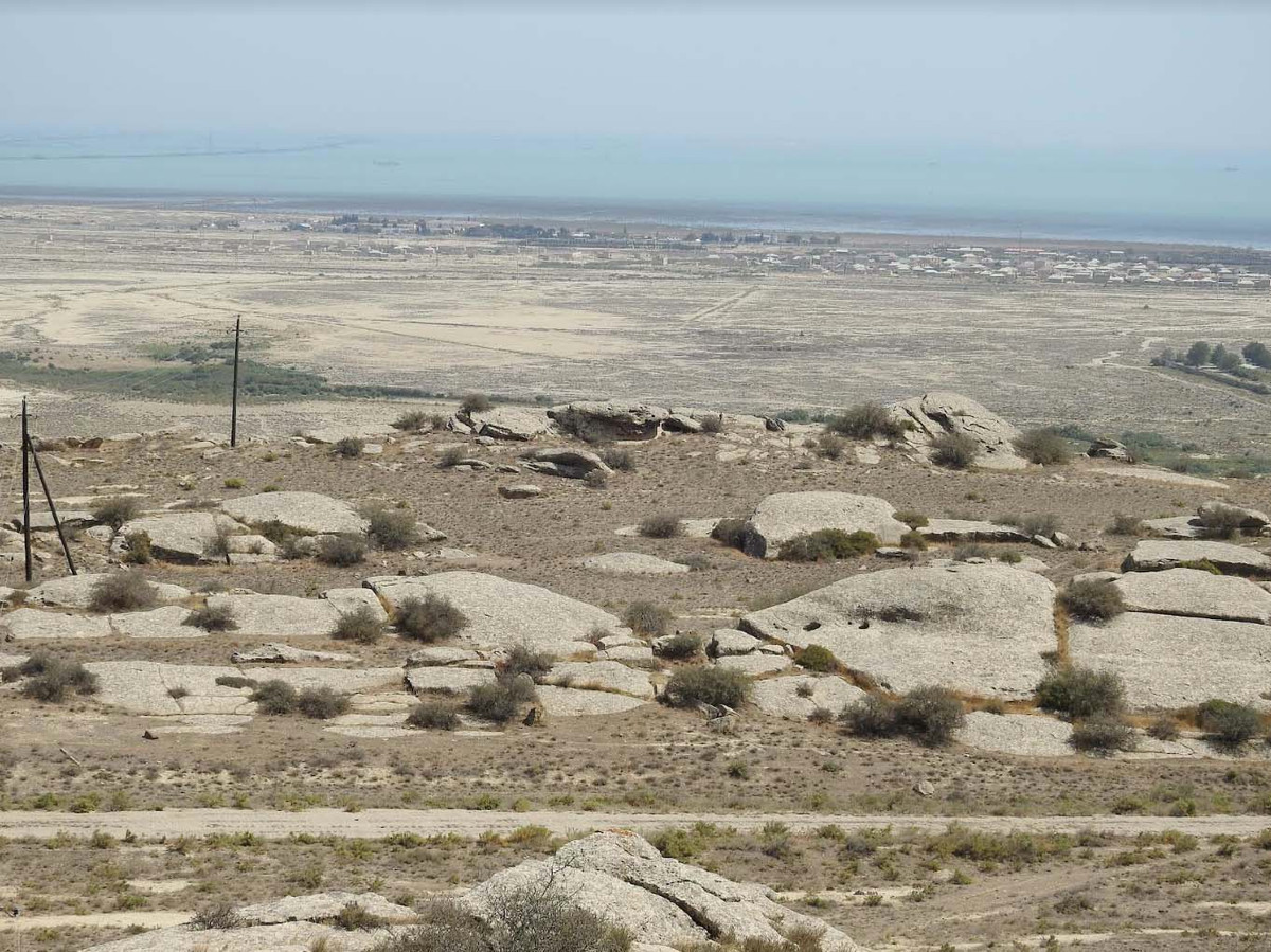 Xét về mối liên hệ với nghệ thuật đá cổ, người ta đã đưa ra giả thuyết rằng những hòn đá này có thể đã được "chơi" trong các nghi lễ ở thời kỳ đồ đá. Trải qua hàng ngàn năm, hang động và những nơi trú ẩn của người tiền sử vừa là nơi sinh sống vừa là nơi tôn nghiêm của tôn giáo. Tại đây đã diễn ra các nghi lễ và nghi lễ ma thuật, cũng như thờ cúng tổ tiên và núi rừng.