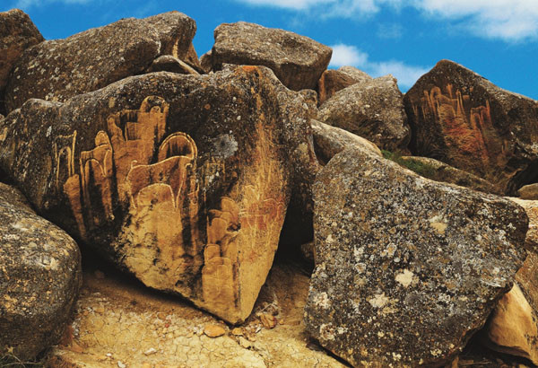 Chúng có nhiều hình dạng và kích cỡ khác nhau, nhưng phổ biến nhất ở Azerbaijan là loại có hình nón nhỏ, hoặc hình ống, được tìm thấy nhiều ở các đỉnh đồi cao vài trăm mét. Chúng liên tục sủi bọt và hoàn toàn khác so với núi lửa mắc ma thông thường.