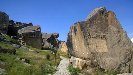 Người ta gọi nơi đây là "vùng đất của lòng sông khô", nhưng Gobustan (nằm ở phía đông Azerbaijan) của 40.000 năm trước là một vùng đất trù phú, xanh tươi và có nhiều cây cối rậm rạp.