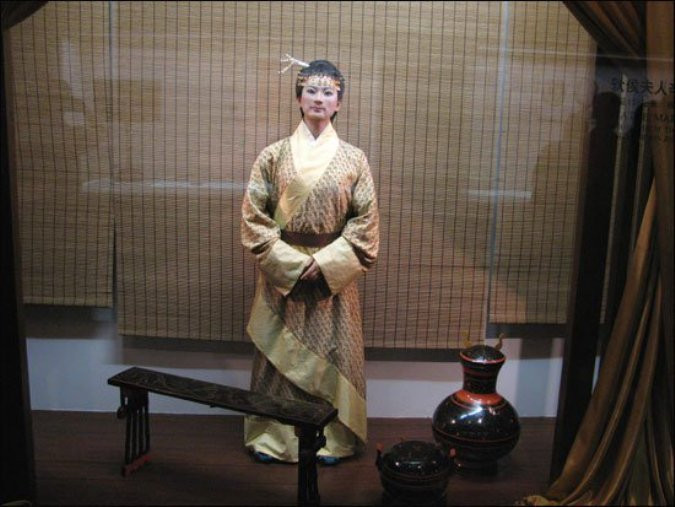 Sau khi kiểm định, các chuyên gia kết luận chủ nhân ngôi mộ là mỹ nhân Tân Truy phu nhân, hay còn được biết đến là vợ của Lí Cương, hầu tước tại vùng đất Đại.