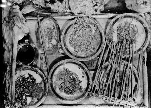 Trong ngôi mộ của bà, bên cạnh các di vật quý giá như đồ sơn mài, đồ trang sức, xương động vật, các chuyên gia còn tìm rất nhiều loại ngũ cốc và trái cây. Đó là gạo, lúa mì, lúa mạch, đậu, dưa, táo, lê, mận…