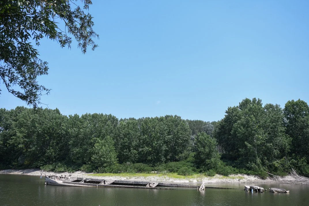 Sông Po trải dài hơn 640 km, bắt nguồn từ dãy núi Cottian Alps và đổ ra biển Adriatic. Đây là con sông dài nhất ở Italy nhưng đang phải đối mặt với đợt hạn hán chưa từng có trong 70 năm qua, khiến mực nước giảm thấp đáng báo động.