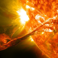 “Các đa giác và các xoáy riêng lẻ tạo thành lốc xoáy đã ổn định trong bốn năm kể từ khi Juno phát hiện ra chúng,” nhóm nghiên cứu nói thêm. "Các mô hình đa giác quay chậm, hoặc gần như không xoay... Ngược lại, Sao Thổ chỉ có một xoáy thuận ở mỗi cực."