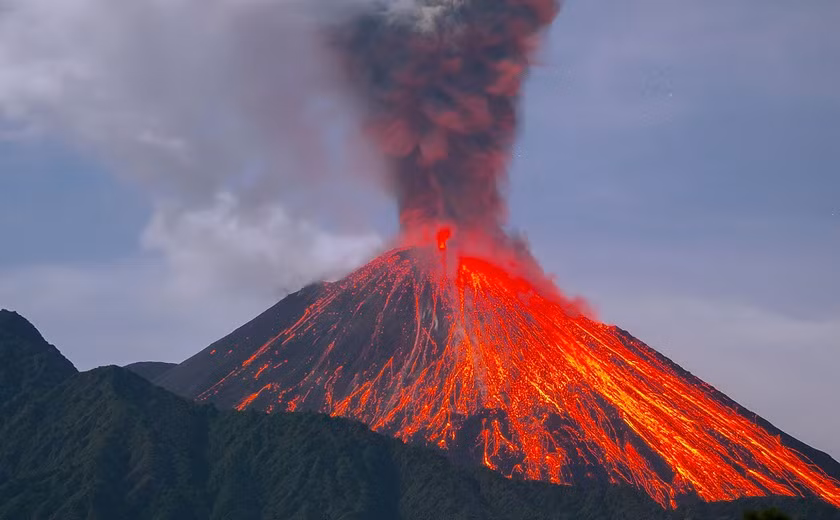 Sự phun trào núi lửa Tambora. Vào ngày 5/4/1815, núi Tambora tại Sambawa, Indonesia, phun trào gây ra một trong những biến đổi khí hậu mạnh mẽ nhất trong lịch sử loài người. Công suất phun trào của núi Tambora được ước tính là khoảng 800 triệu tấn TNT.