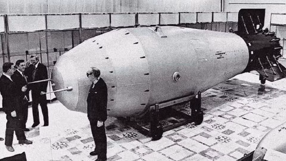 Bom Sa hoàng. Bom Sa hoàng là một loại bom hidro do Liên minh Xô Viết phát triển và được thử nghiệm vào ngày 30/10/1961. Với công suất phá hủy ước tính khoảng 57 triệu tấn TNT, nó được biết đến là loại bom tự chế lớn nhất từ trước đến nay. Ban đầu, dự tính bom sẽ có công suất phá hủy lên đến 100 triệu tấn TNT, nhưng việc xử lý bụi phát sinh từ vụ nổ trở thành một vấn đề vô cùng phức tạp.